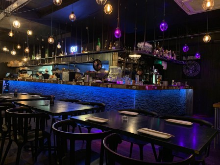 Sake-Laden zum Sitzen