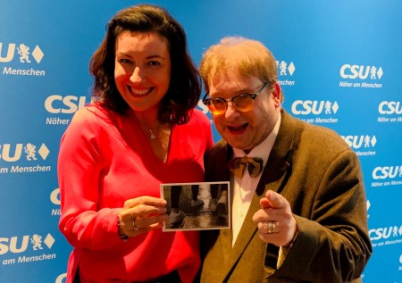 Am Rande ein kurzes Foto: Doro Bär zeigte sich begeistert von einem Bild von K2 zum Thema digitaler Fotorealismus. Das macht den Papa irre stolz.