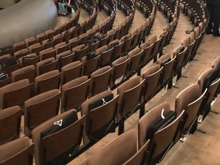 Kinosessel sind schon bequemer als die Holzstühle am Grünen Hügel.