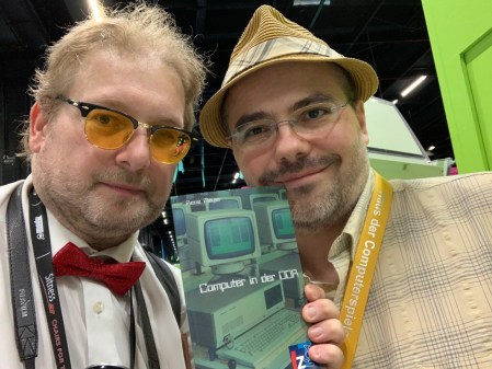 Buchautor René Meyer (r) im Gespräch mit Matthias J. Lange