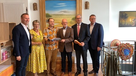 Zahlreiche Ehrengäste kamen zur Eröffnung des Afrikaladens in FFB.