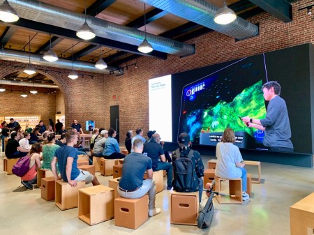 Begeisterung im Apple Store News York Williamsburg. Foto: Laura Homberg