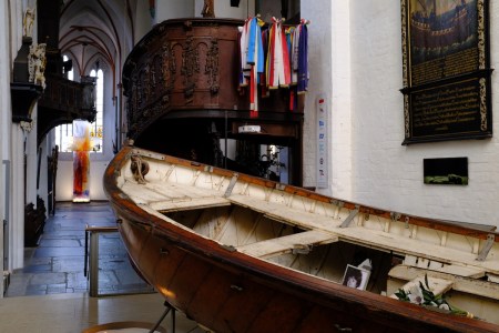 Was macht ein zerstörtes Rettungsboot in der Kirche St. Jakobi in Lübeck? 