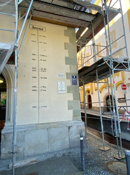 Wasserstandsmarkierungen am Passauer Fischmarkt. 