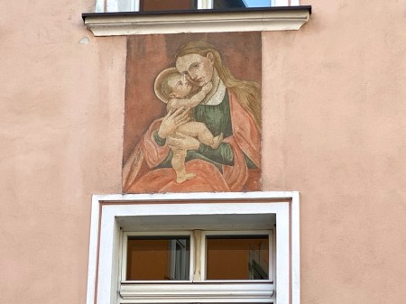 Maria hilf über der Passauerer Bäckerei Riederer