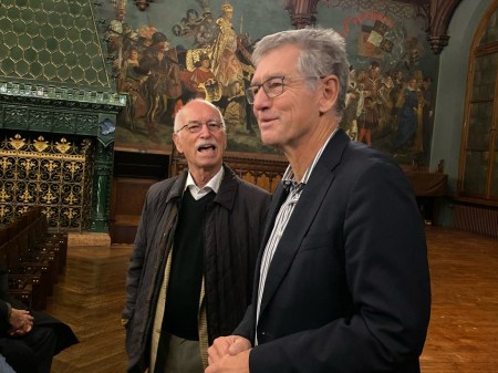 Der Vorsitzende des Münchner PresseClubs Peter Schmalz /r.) fragt nach.