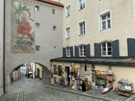 Der Müll wurde in Passau auf die Straße geworfen.