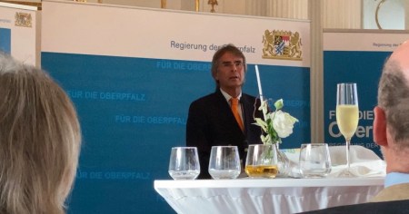 Rief auf zur Gedenkminute: Regierungspräsident Axel Bartelt