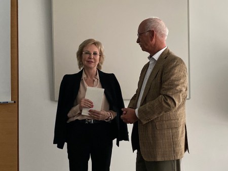 Angelika Diekmann mit dem Vorsitzenden des Münchner PresseClubs Peter Schmalz.