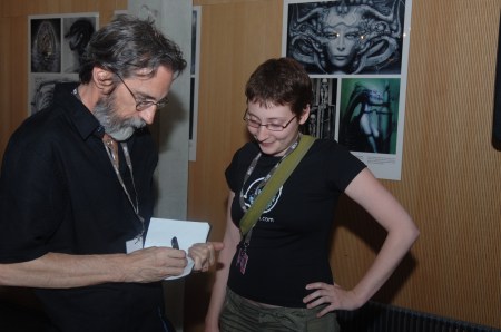 John Howe gibt Autogramme.