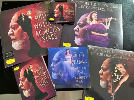 Es wird zeigt für einen Überblick, welche Versionen es von Across the Stars es überhaupt gibt.