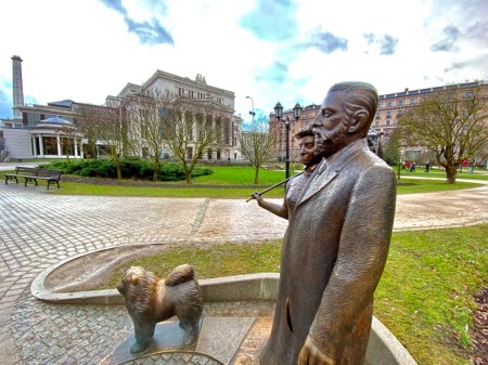 In der Oper in Riga wurde Rienzi aufgeführt (ohne Wagner) und die Personen mit Hund gehören auch nicht zu Wagner. 