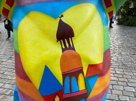 Der Bär trägt den Hahn auf seiner Brust.