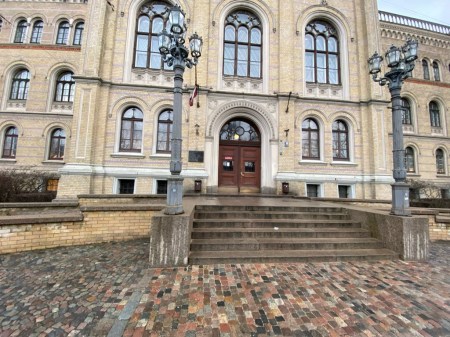 Studenten mit Examen nehmen die mittlere Treppe - so einfach ist das.