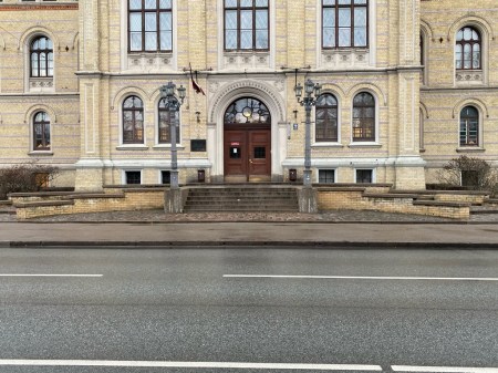 Welche Treppe zur Uni soll es sein? Links, rechts, Mitte? 