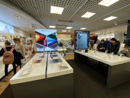 Technik, wie hier in einer Apple Abteilung in Riga, wird von Jüngeren gekauft.