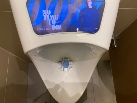 James Bond verschoben.