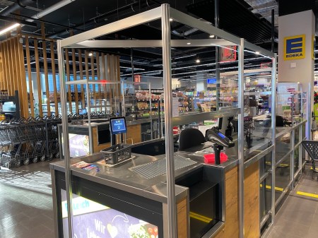 Ein bisschen Glaskäfig, aber egal. Plexiglas beim Edeka.