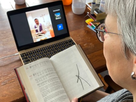 Pfarrer Terance im Zoom-Gottesdienst.