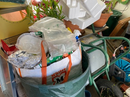 Eine von mehreren Tüten Wertstoffe warten auf Recycling.