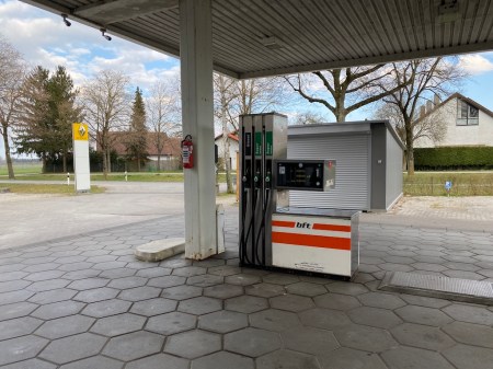 Durch Corona wird weniger gefahren und damit weniger getankt.