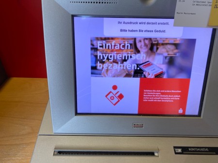 Die Automaten der Sparkasse werden täglich desinfiziert.