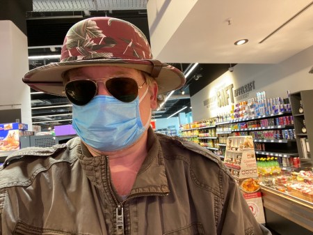 Vielleicht liegt es an meinem Tropenhut, aber die Leute schauen mich doof an. 