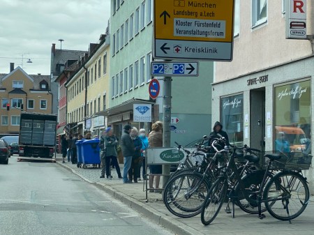 Schlange vor Stoffe Ebert in FFB.