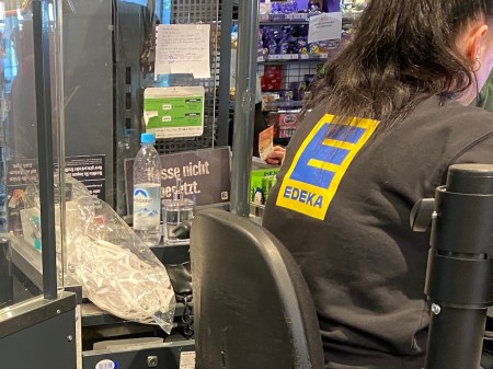 An der Kasse gibt es beispielsweise Masken zum Kaufen.