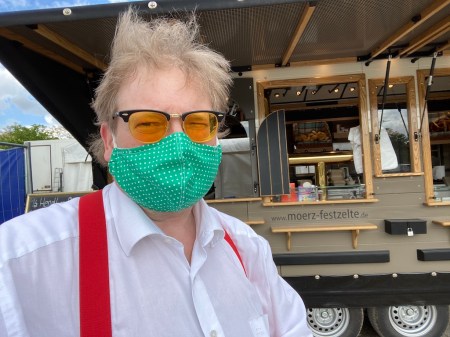 Ich muss dringend zum Friseur. Hier vor dem Küchenwagen von Mörz am Volksfestplatz FFB.