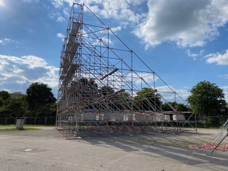 Aufbau des Autokinos Fürstenfeldbruck.