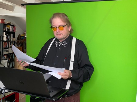 Ein Webinar zur Corona-App vor Greenscreen. 